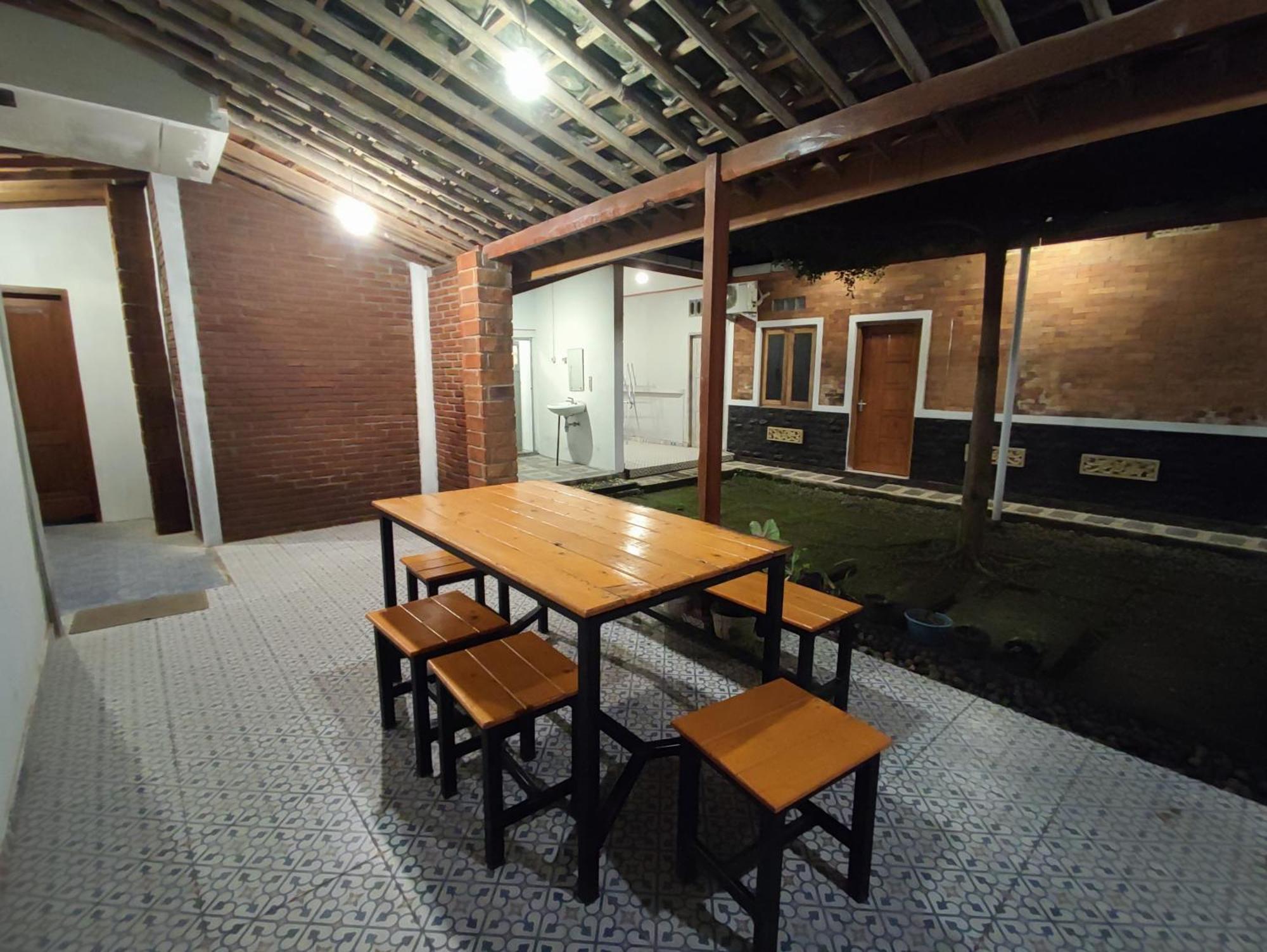 Genthong Homestay Magelang Εξωτερικό φωτογραφία